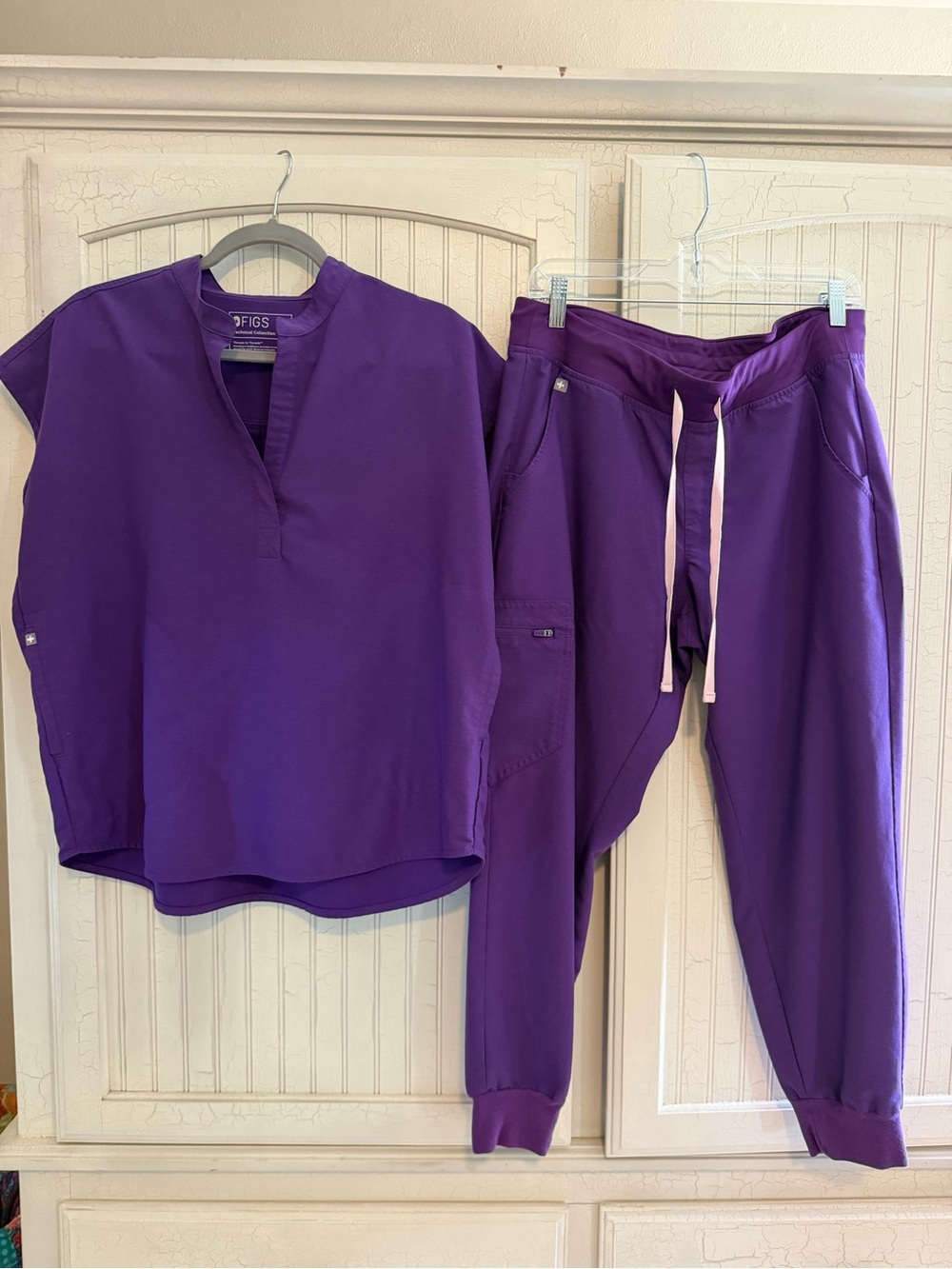 FIGS Women's digital grape Scrub set